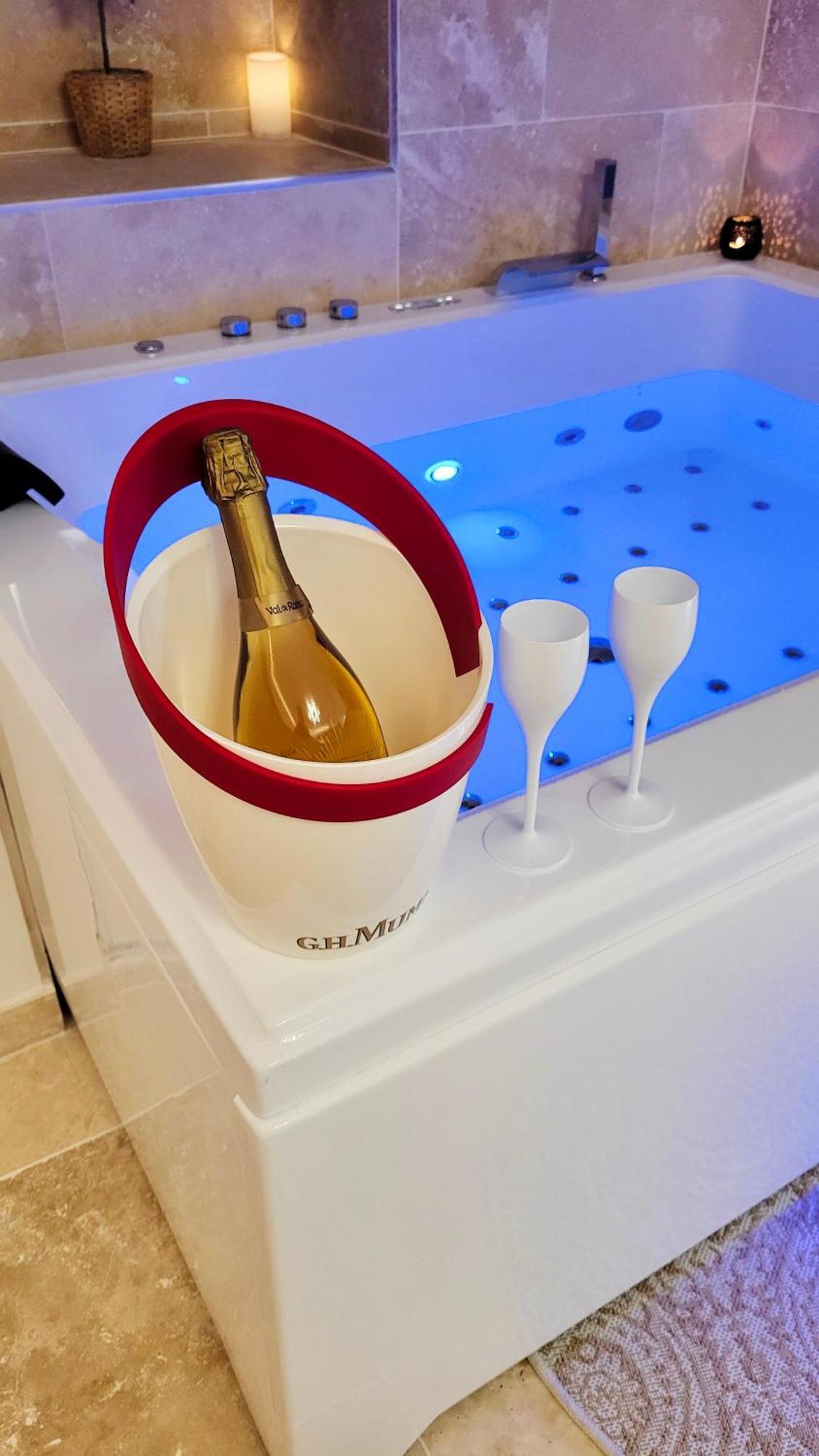 - La Suite Delos - Jacuzzi 2 Places - Centre Ville A Pied - Lit Queen Size - Parking Privee - Wifi - City Center Within Walking Distance - Quimper Exterior photo