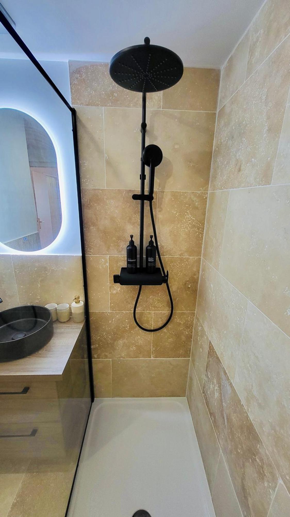 - La Suite Delos - Jacuzzi 2 Places - Centre Ville A Pied - Lit Queen Size - Parking Privee - Wifi - City Center Within Walking Distance - Quimper Exterior photo