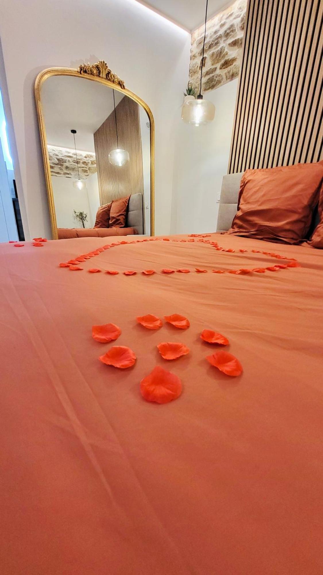 - La Suite Delos - Jacuzzi 2 Places - Centre Ville A Pied - Lit Queen Size - Parking Privee - Wifi - City Center Within Walking Distance - Quimper Exterior photo