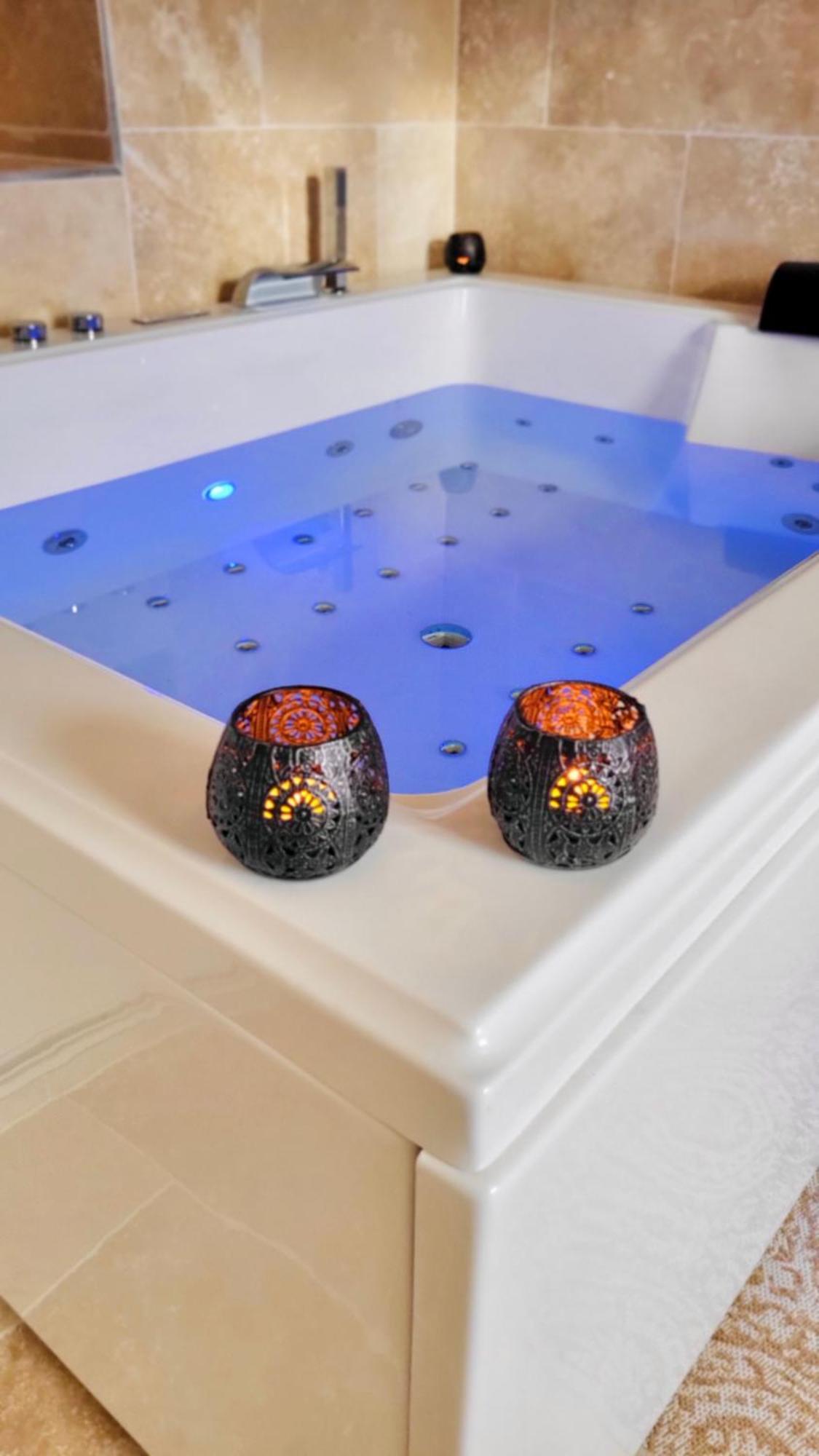- La Suite Delos - Jacuzzi 2 Places - Centre Ville A Pied - Lit Queen Size - Parking Privee - Wifi - City Center Within Walking Distance - Quimper Exterior photo